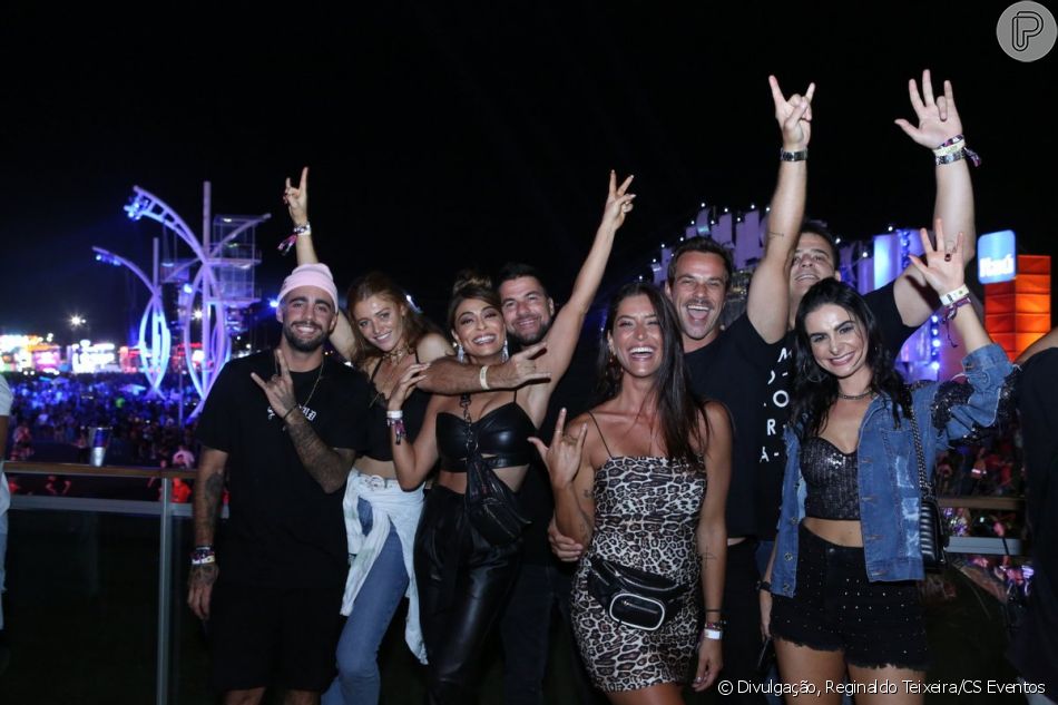 Pedro Scooby e Cinthia Dicker posaram com amigos durante o Rock in Rio