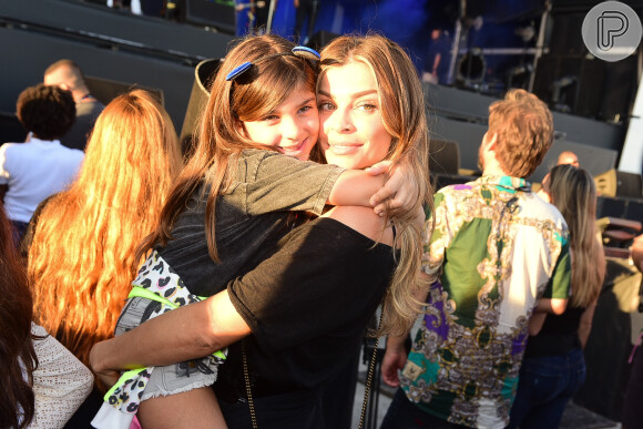 Grazi Massafera postou foto assistindo show no Rock in Rio com Sofia nos ombros