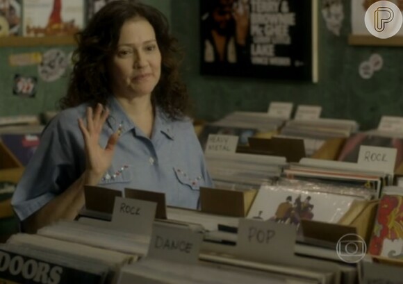 Júlia (Cláudia Assunção) pede demissão da loja de discos e aumenta as suspeitas de Carlota (Giulia Gam), em 'Boogie Oogie'