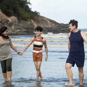Júlio (Antonio Calloni) decide levar a família para a praia na novela 'Éramos Seis'