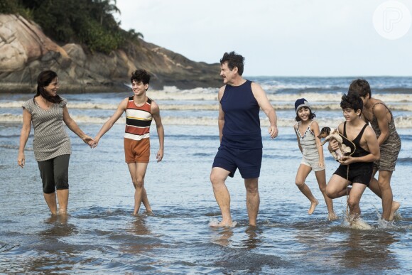 Júlio (Antonio Calloni) decide levar a família para a praia na novela 'Éramos Seis'