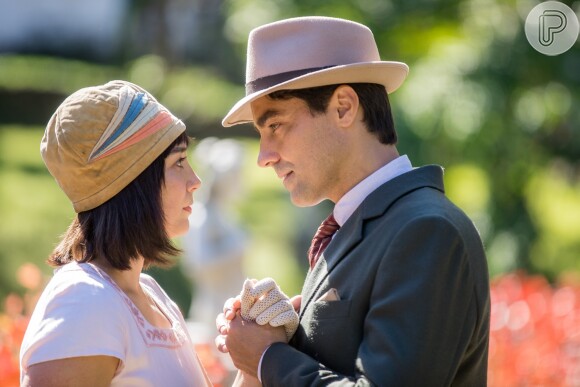 Almeida (Ricardo Pereira) dá beijo em Clotilde (Simone Spoladore), mas não conta que é casado na novela 'Éramos Seis'