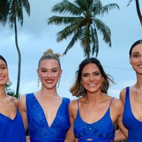 Débora Nascimento usou vestido azul fluído da grife Martu para casamento de Thaila Ayala e Renato Goés