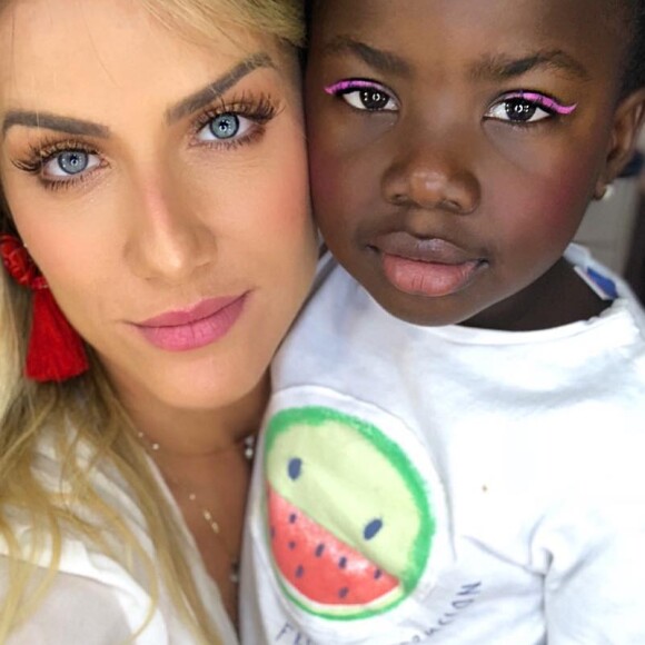 Giovanna Ewbank e Bruno Gagliasso já conversam com a filha, Títi, de 6 anos, sobre o racismo