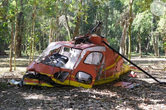 Na novela 'Topíssima', gravações do acidente de helicóptero com Antonio (Felipe Cunha) e Sophia (Camila Rodrigues) envolveram réplica de uma aeronave