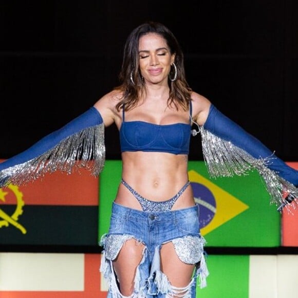 Anitta relembrou momento do Rock In Rio em seu Instagram com a chegada da sexta-feira