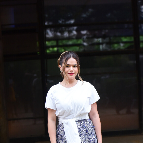 Maísa combina blusa com laço e saia estilosa para desfile no SPFW nesta terça-feira, dia 15 de outubro de 2019