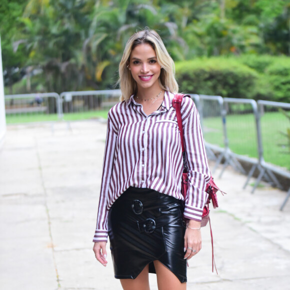Noiva de Kaká, Carol Dias usa blusa listrada para desfile no SPFW nesta terça-feira, dia 15 de outubro de 2019