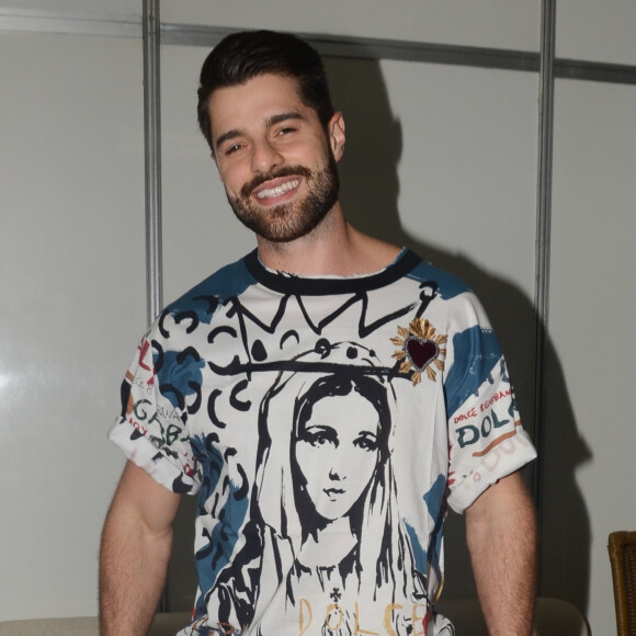 Alok comemorou a gravidez da mulher nas redes sociais