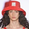 Chapéu para o verão: o bucket hat promete continuar em alta para a estação segundo a Korshi em desfile para o São Paulo Fashion Week