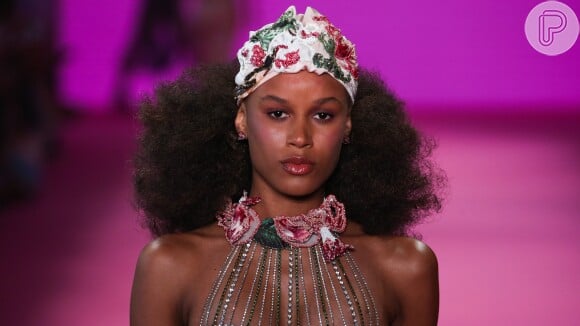 Moda Verão 2020: bolsa, óculos de sol, bijoux e touca de banho são algumas das tendências desfiladas no São Paulo Fashion Week