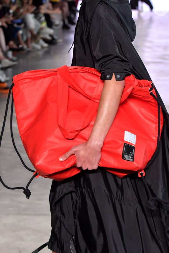 Bolsa de mão: modelo no estilo 'saco' e tamanho oversized foi aposta da Korshi para São Paulo Fashion Week