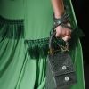 Bolsa de mão: a Lilly Sarti inovou na forma de segurar o acessório, enrolando a alça nas mãos, para São Paulo Fashion Week