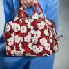 Bolsa de mão: a estampa floral com fundo escuro vem com força para a primavera e foi a escolha da Reinaldo Lourenço para o São Paulo Fashion Week