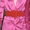 Cinto vermelho: acessório pode ser usado com conjuntinho rosa para um color blocking. Opção é da Fabiana Milazzo para São Paulo Fashion Week
