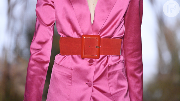Cinto vermelho: acessório pode ser usado com conjuntinho rosa para um color blocking. Opção é da Fabiana Milazzo para São Paulo Fashion Week