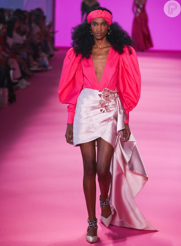 Moda luxo verão 2020: maiô pink com decote profundo e mangas bufantes