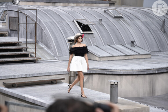 Saia ampla e blusa ombro a ombro com babados: o conjuntinho da Chanel é tendência para o verão 2020