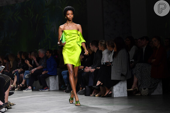 Vestido para o verão 2020: modelo curtinho em tecido acetinado é opção da Versace para os dias de maior calor