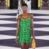 Vestido verde: modelo curtinho em crochê recebeu aplicações para um visual mais poderoso no verão 2020