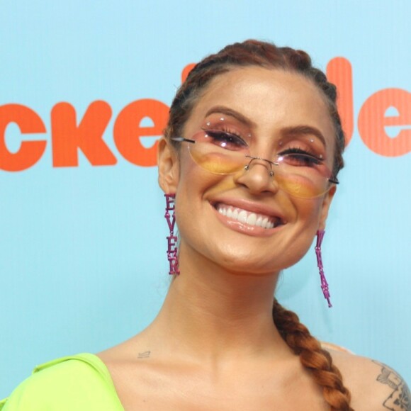 Bianca Andrade apostou na tendência dos brincos de strass e óculos vintage em prêmio