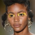 Maquiagem do SPFW: a grife Angela Brito levou flores reais para o rosto das modelos