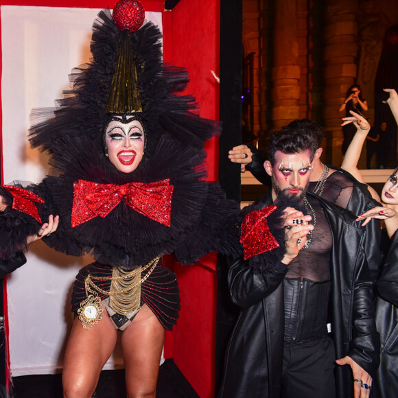 Sabrina Sato, vestida de palhaça para baile de Halloween, fez uma performance ao chegar no evento