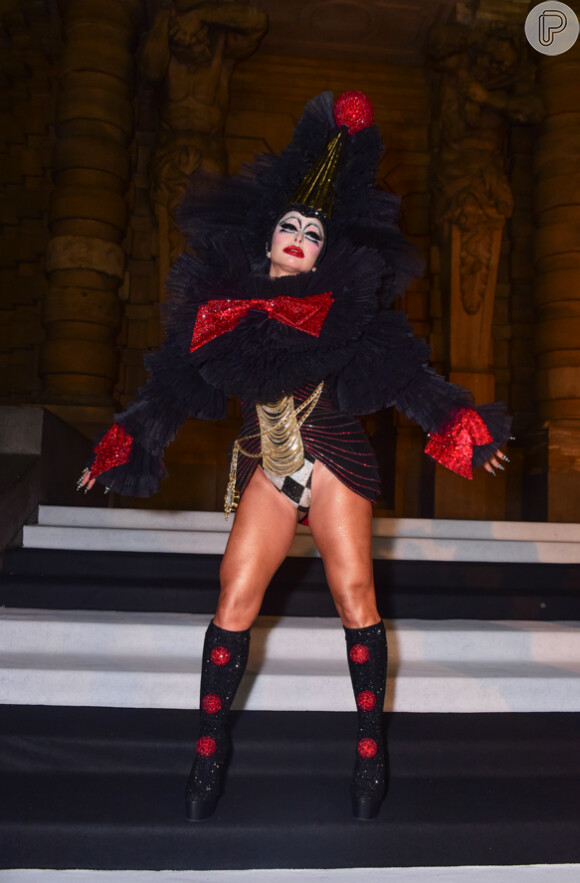 Sabrina Sato se vestiu de palhaça com look poderoso para baile de Halloween em São Paulo