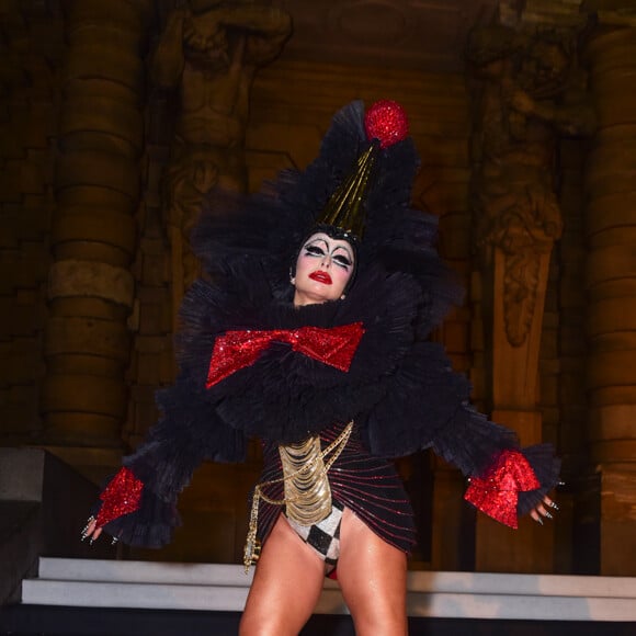 Sabrina Sato se vestiu de palhaça com look poderoso para baile de Halloween em São Paulo