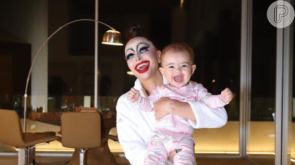 Sabrina Sato posou abraçada à filha enquanto se arrumava para baile de Halloween e mostrou foto com Zoe nesta sexta-feira, dia 18 de outubro de 2019