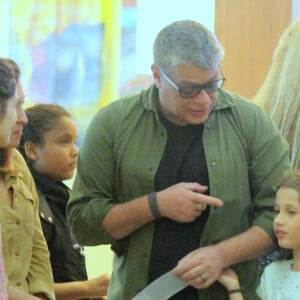 Fabio Assunção e a filha, Ella Felipa, de 8 anos, se encontraram com Luisa Arraes após prestigiarem peça escrita pela atriz