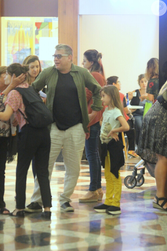 Fabio Assunção e a filha, Ella Felipa, de 8 anos, se encontraram com Luisa Arraes após prestigiarem peça escrita pela atriz, 'Suelen Nara Ian'