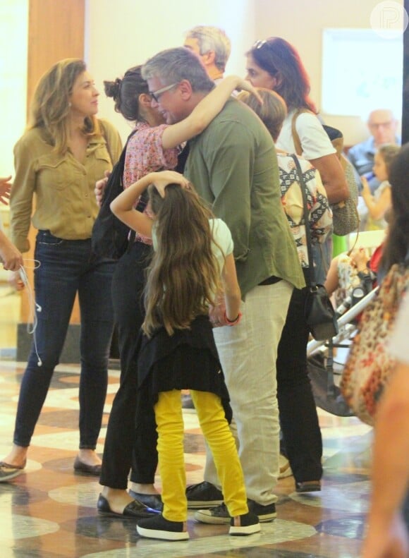Fabio Assunção colocou o papo em dia com Luisa Arraes após levar a filha, Ella Felipa, de 8 anos, para assistir peça escrita pela atriz