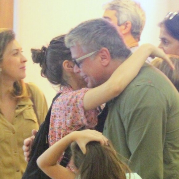 Fabio Assunção colocou o papo em dia com Luisa Arraes após levar a filha, Ella Felipa, de 8 anos, para assistir peça escrita pela atriz