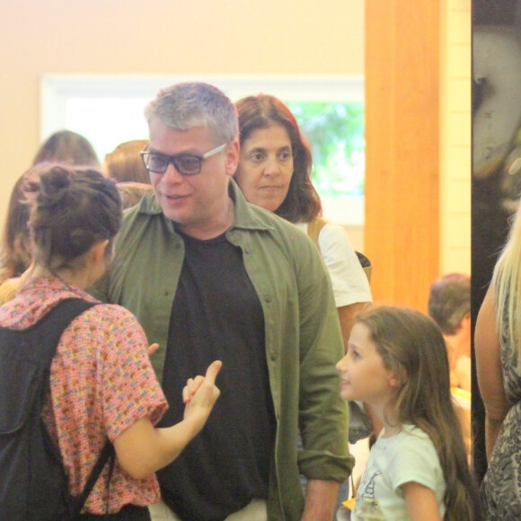 Filha de Fabio Assunção, Ella Felipa mostrou estilo durante passeio com o pai