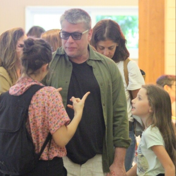 Fabio Assunção colocou o papo em dia com Luisa Arraes após prestigiar peça escrita pela atriz ao lado da filha, Ella Felipa, de 8 anos