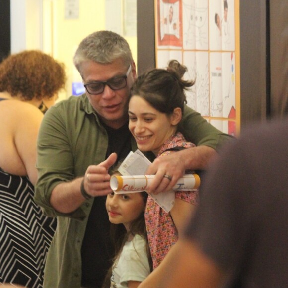 Fabio Assunção e a filha, Ella Felipa, de 8 anos, conversaram com Luisa Arraes após prestigiarem peça teatral escrita pela atriz
