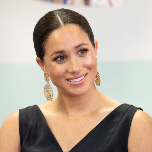 Meghan Markle lamenta ser alvo de críticas e fake news após casamento com principe Harry