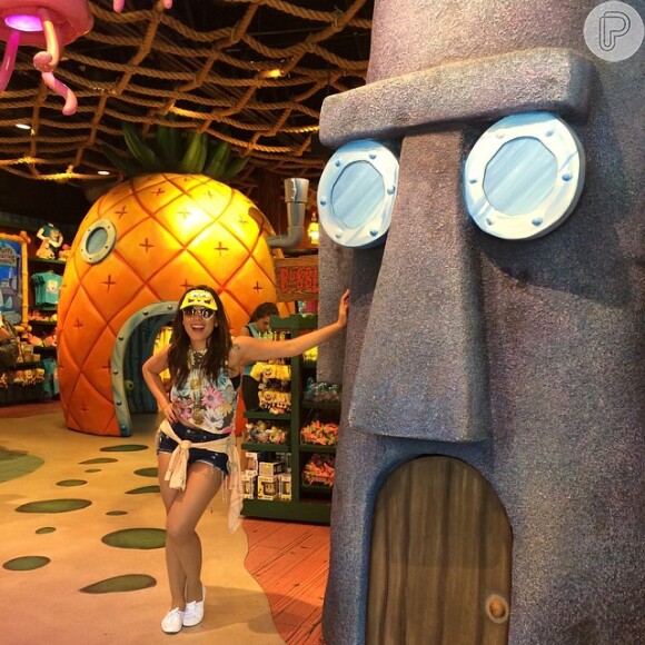 Anitta vira criança na Disney: 'Vou mil vezes no mesmo brinquedo'