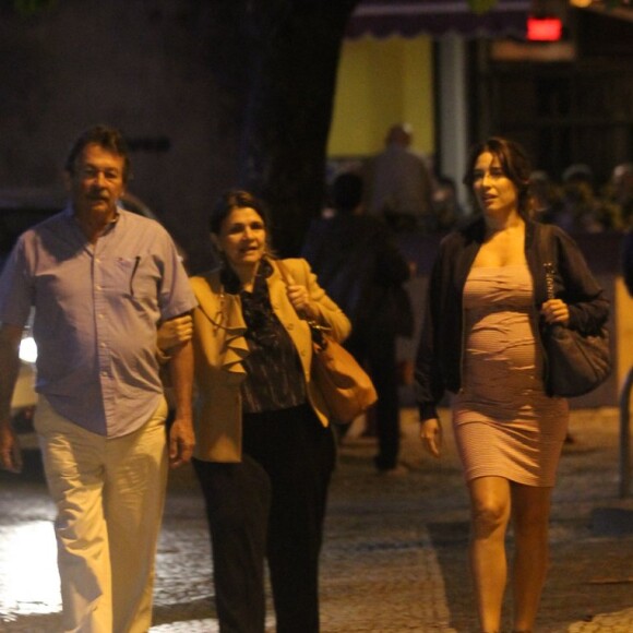 Grávida pela primeira vez, Giselle Itié jantou ao lado dos pais nesta segunda-feira, 21 de outubro de 2019