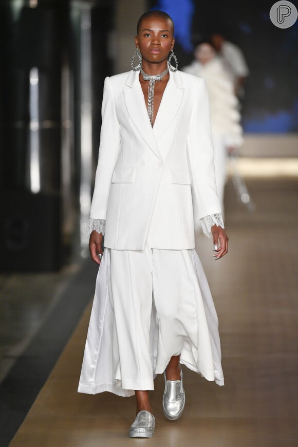 Blazer com saia: o conjuntinho queridinho de Bruna Marquezine funciona muito bem em um look total white muito fashionista