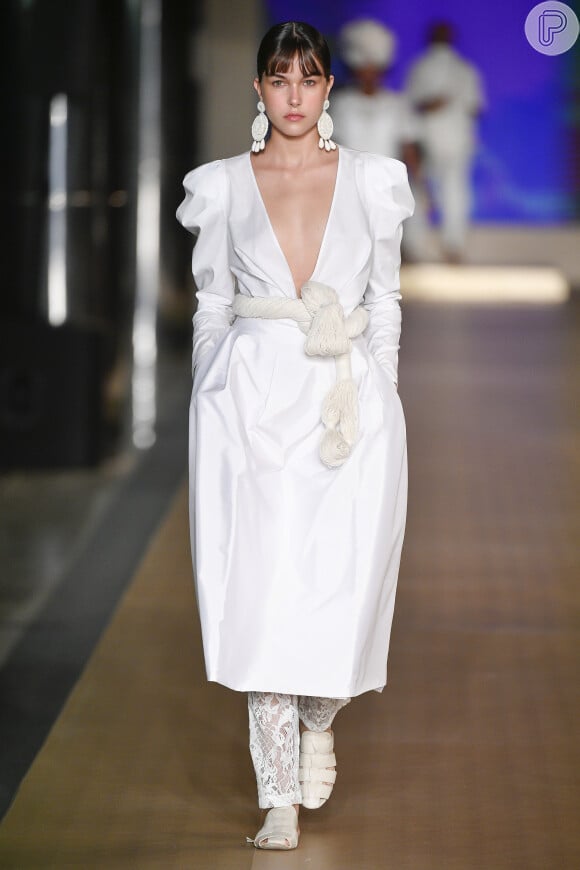 Vestido branco: modelo com mangas bufantes foi acompanhado por calça de renda no Minas Trend