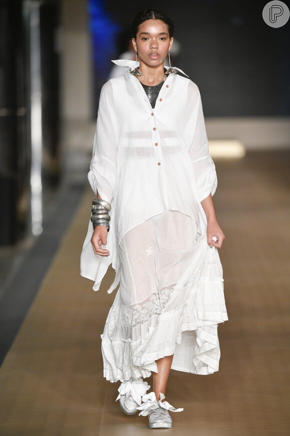Camisa branca com saia: conjuntinho é prático, estiloso e chamou atenção no desfile de abertura do Minas Trend