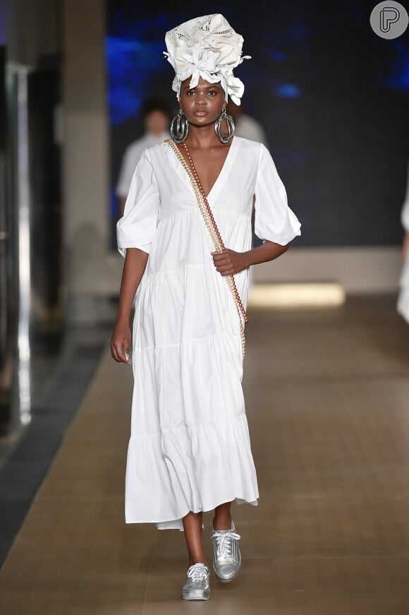 Vestido branco: modelo amplo e fresquinho apareceu no desfile de abertura do Minas Trend