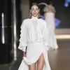 Vestido branco: peça com fenda latera, babados e renda chamou atenção no desfile de abertura do Minas Trend