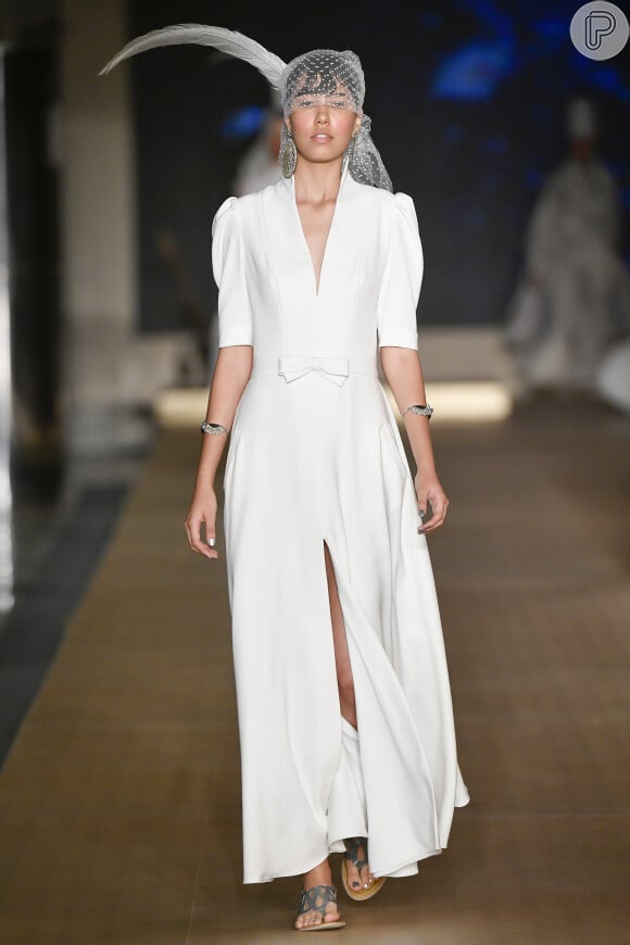 Vestido branco no Minas Trend: peça em alfaiataria tem mangas bufantes, decote em V e fenda frontal