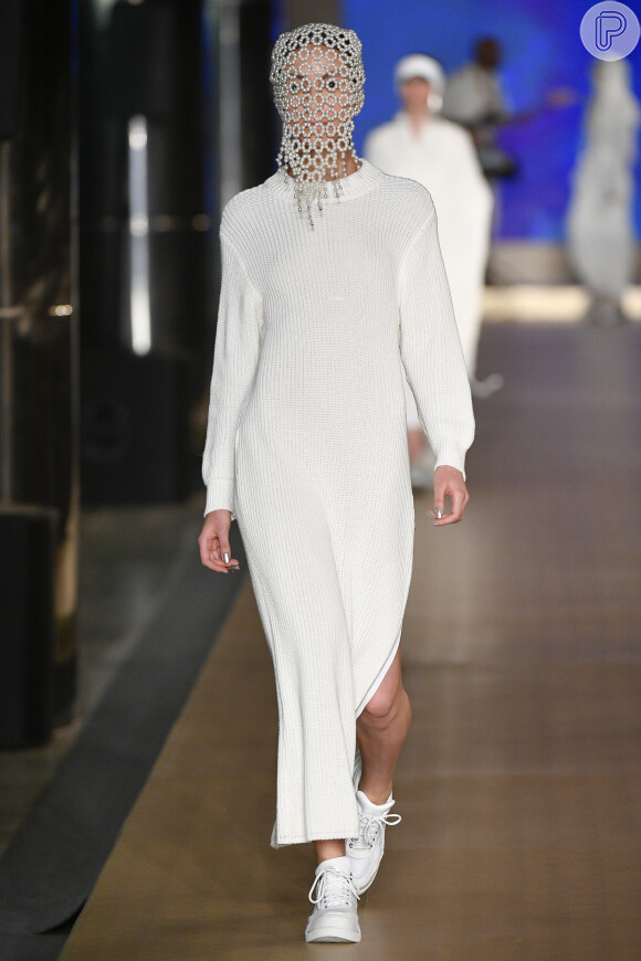 Vestido branco no Minas Trend: modelo com mangas é confortável e tem fendas laterais