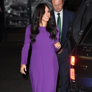 Meghan Markle usou o vestido Aritzia Babaton em tom de roxo para evento em Londres 