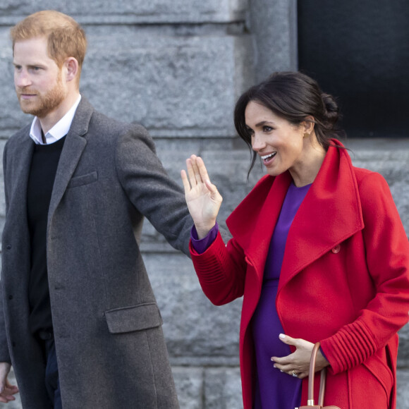 Meghan Markle mostrou a versatilidade da peça ao usá-la na gravidez e depois de grávida