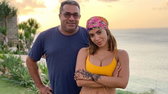 Pai de Anitta entrega vida amorosa da cantora ao responder fã: 'Comprometida'